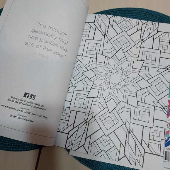 Geometric patterns and Zen colouring books - Picture 9 of 9